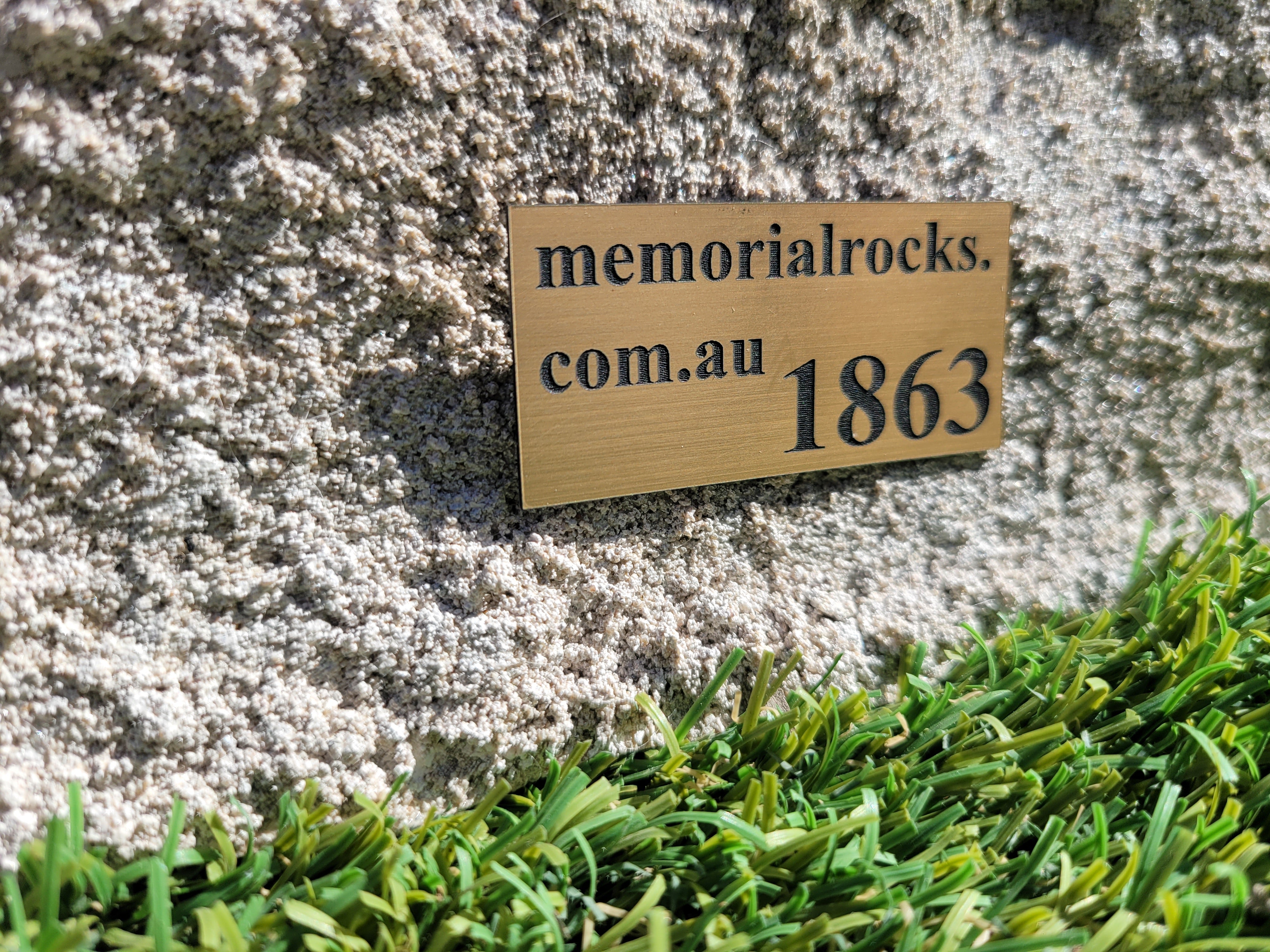 Memorial Rock Urn 1863 Medium White