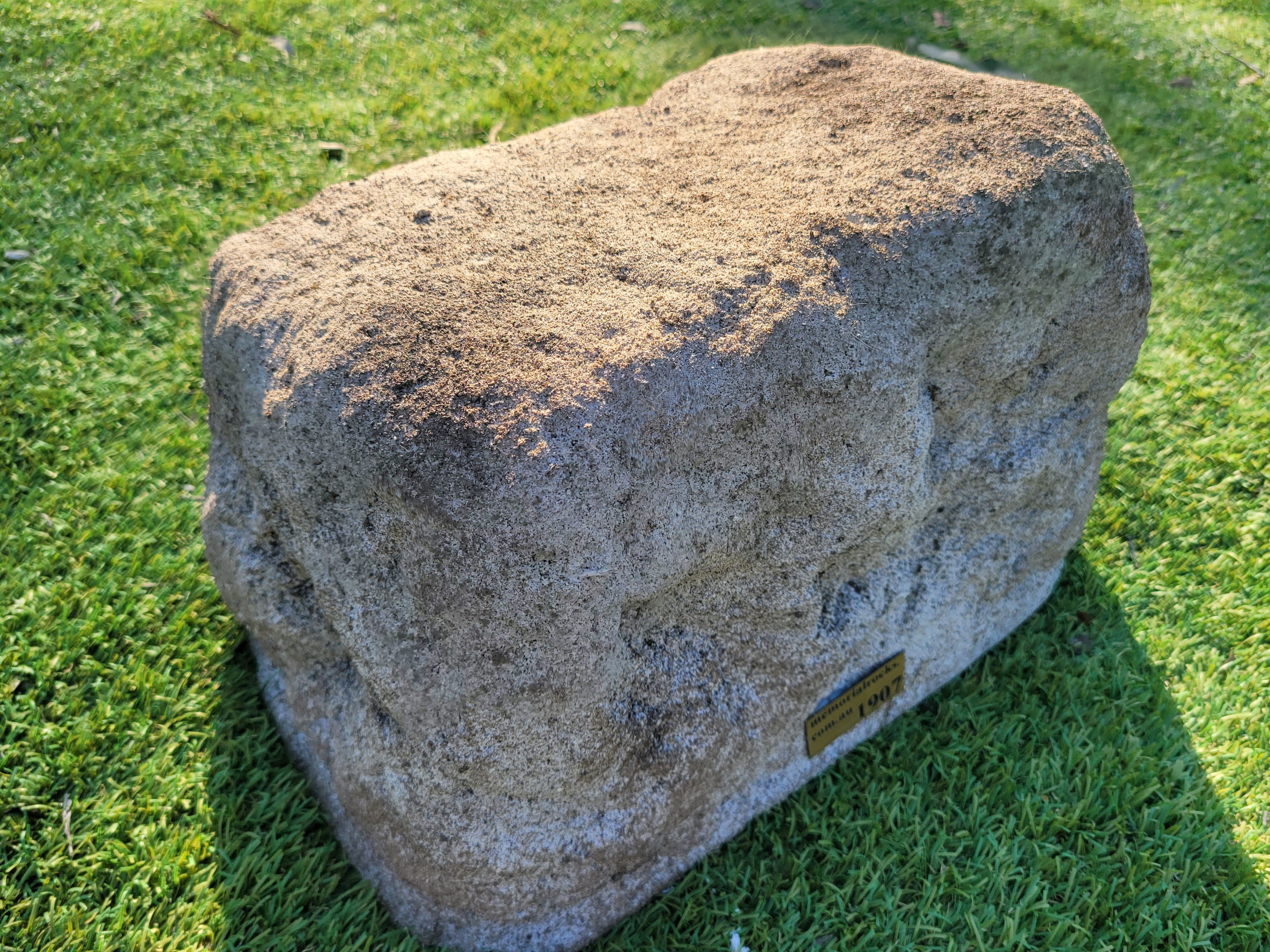 Memorial Rock Urn 1907 Regular Natural Riversand
